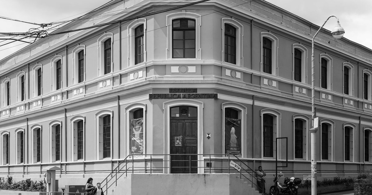 Biblioteca da UEPG recebe acervo jurídico de R$ 100 mil por projeto do RIB-PR