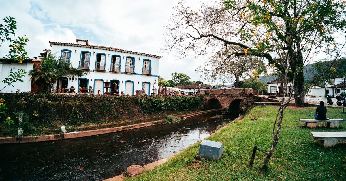 Tiradentes fecha repartições e altera horários de museus no Paraná