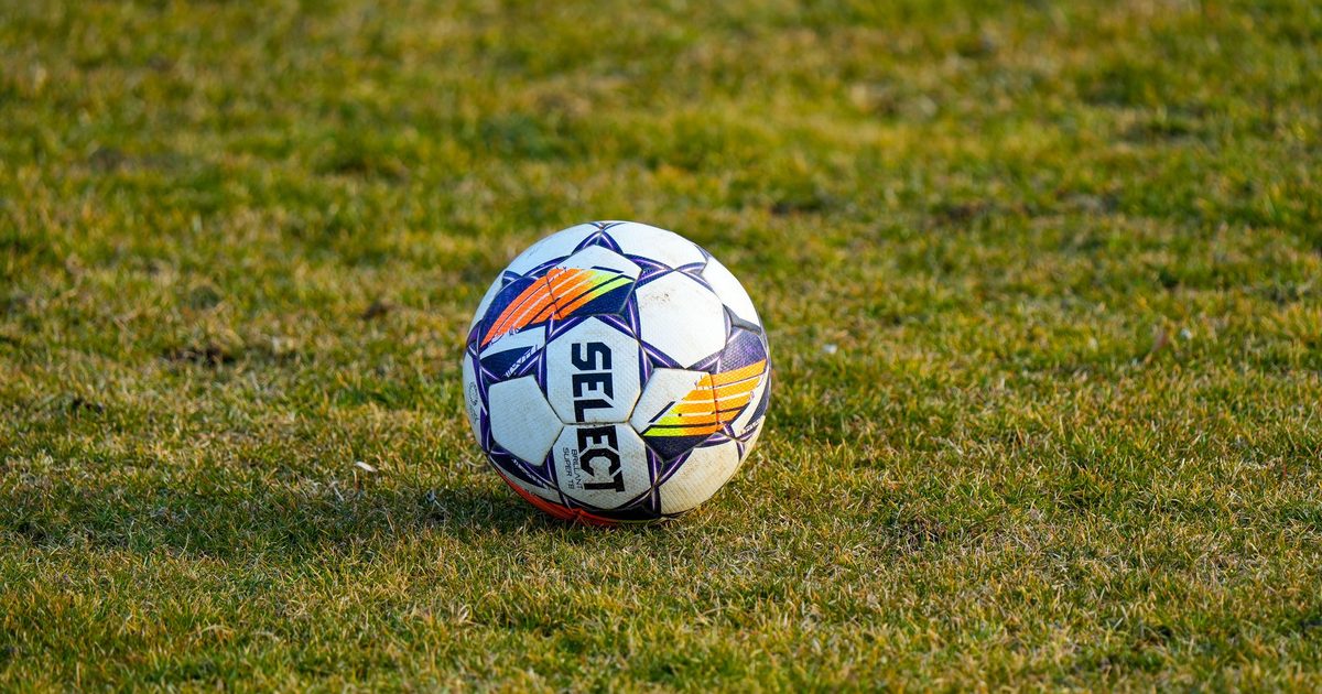 Treinador americano reconhece barreiras históricas e aposta na conexão emocional com o futebol